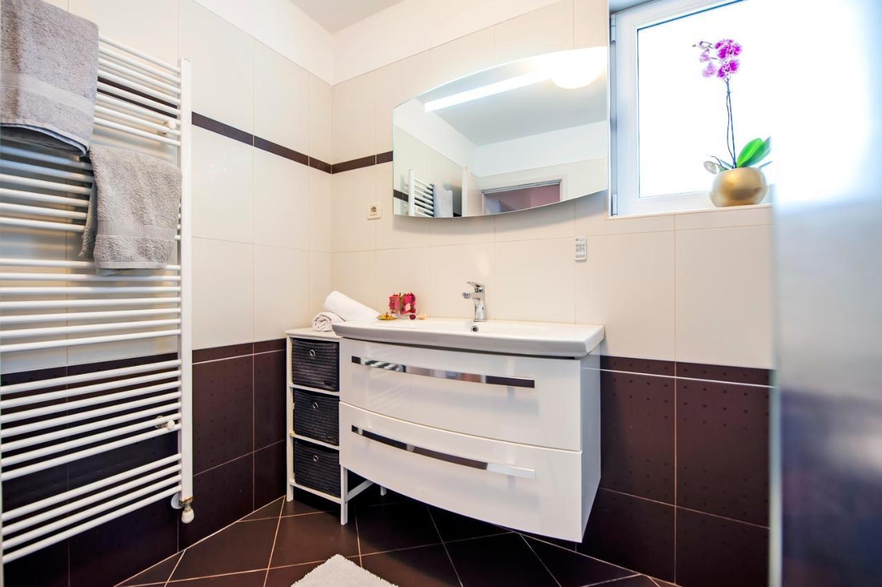 Cerin Apartment โรวีน ภายนอก รูปภาพ